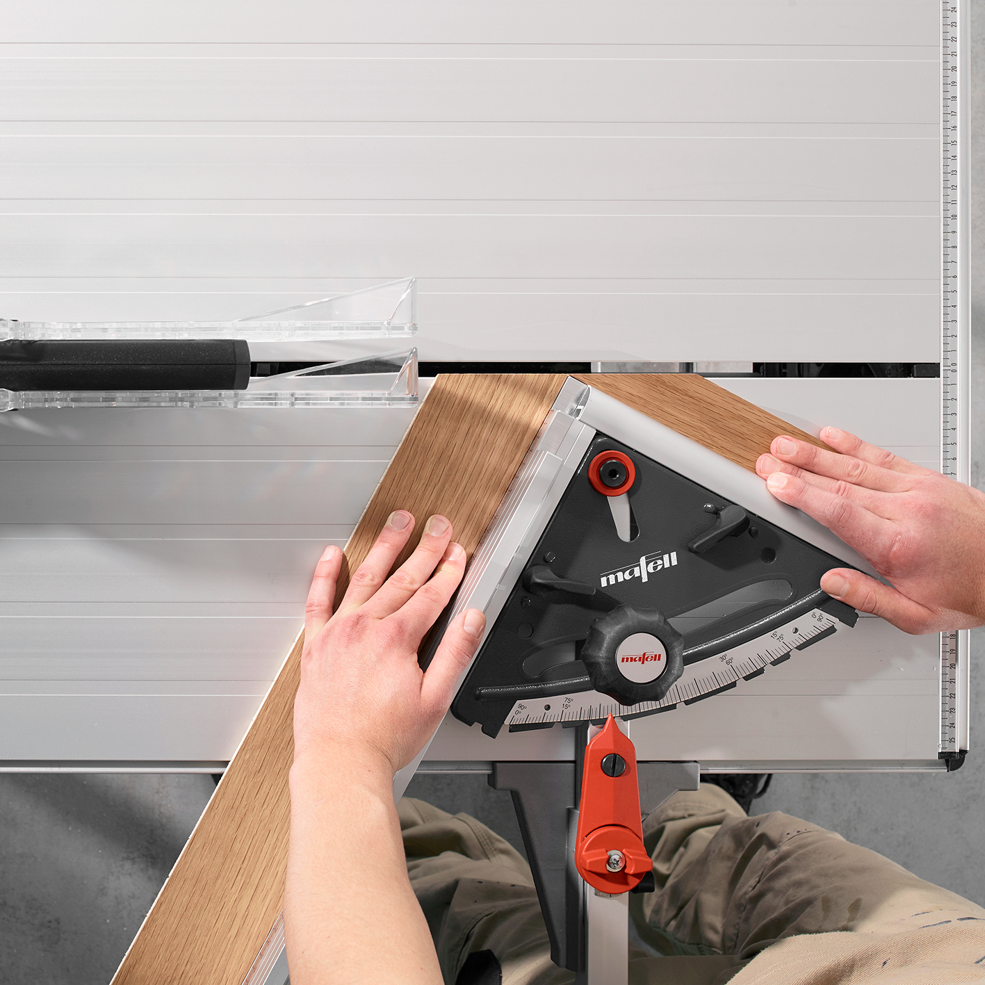 La lame de scie est 
bien fixée et affûtée